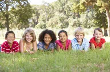 kids-laying-in-grass1