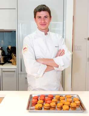 chef simon with macarons