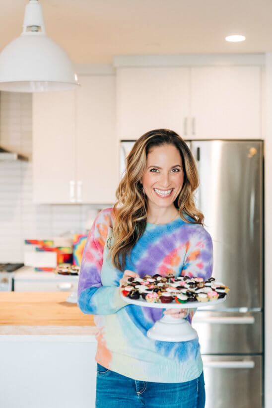 Melissa Ben-Ishay holding plate of cupcakes