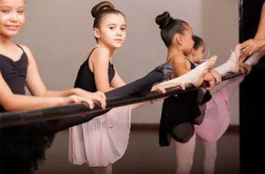 ballerinas-stretching-barre-listings